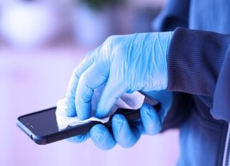 Cómo deberías limpiar tu móvil sin romperlo